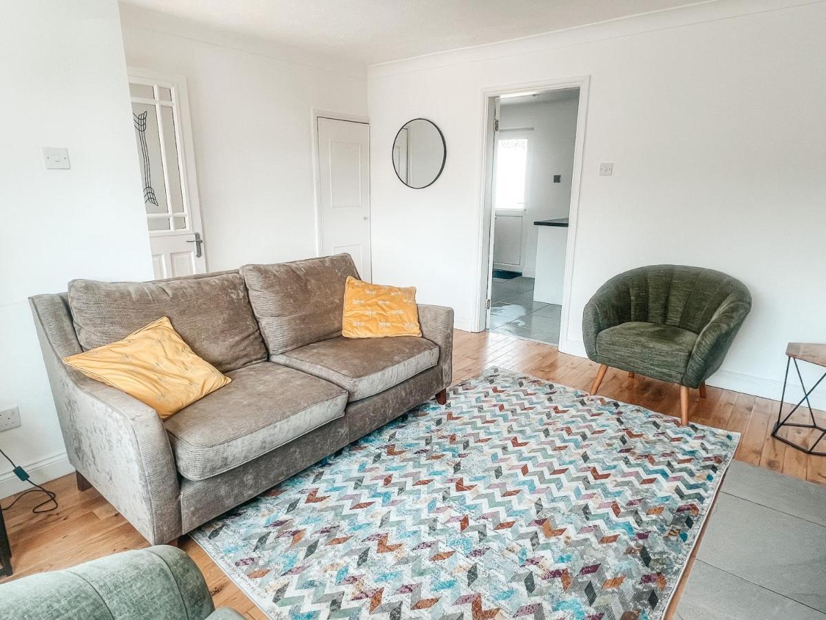 Staybynumbers - Spacious Three Bed House Royal Хиллсборо Экстерьер фото