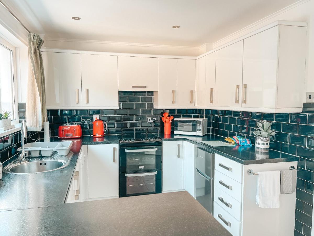 Staybynumbers - Spacious Three Bed House Royal Хиллсборо Экстерьер фото