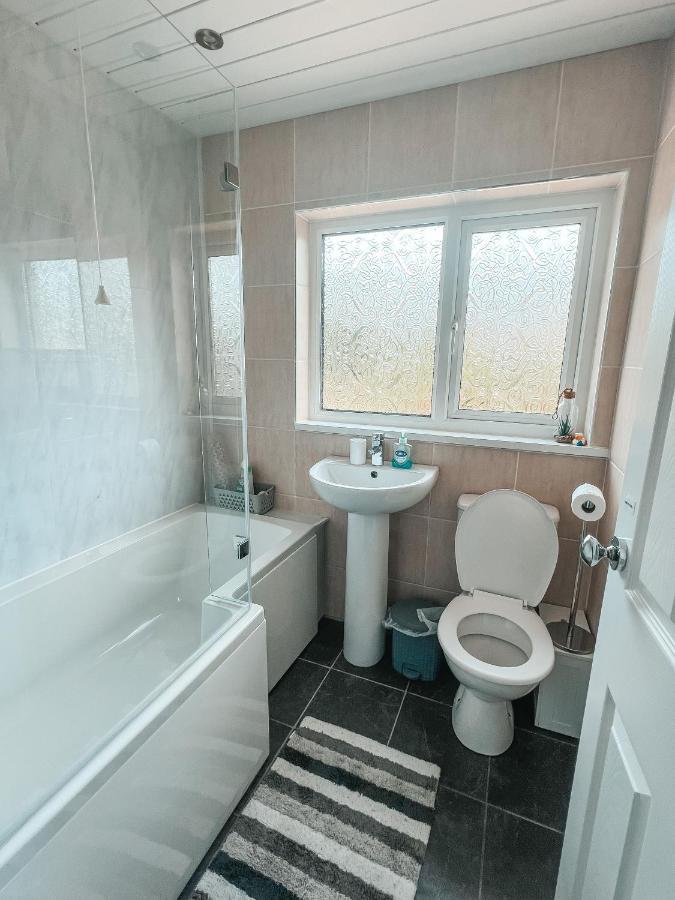 Staybynumbers - Spacious Three Bed House Royal Хиллсборо Экстерьер фото